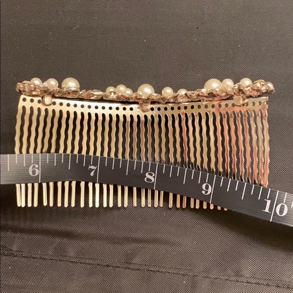 Rhinestone and white pearl flower hair comb main image 6